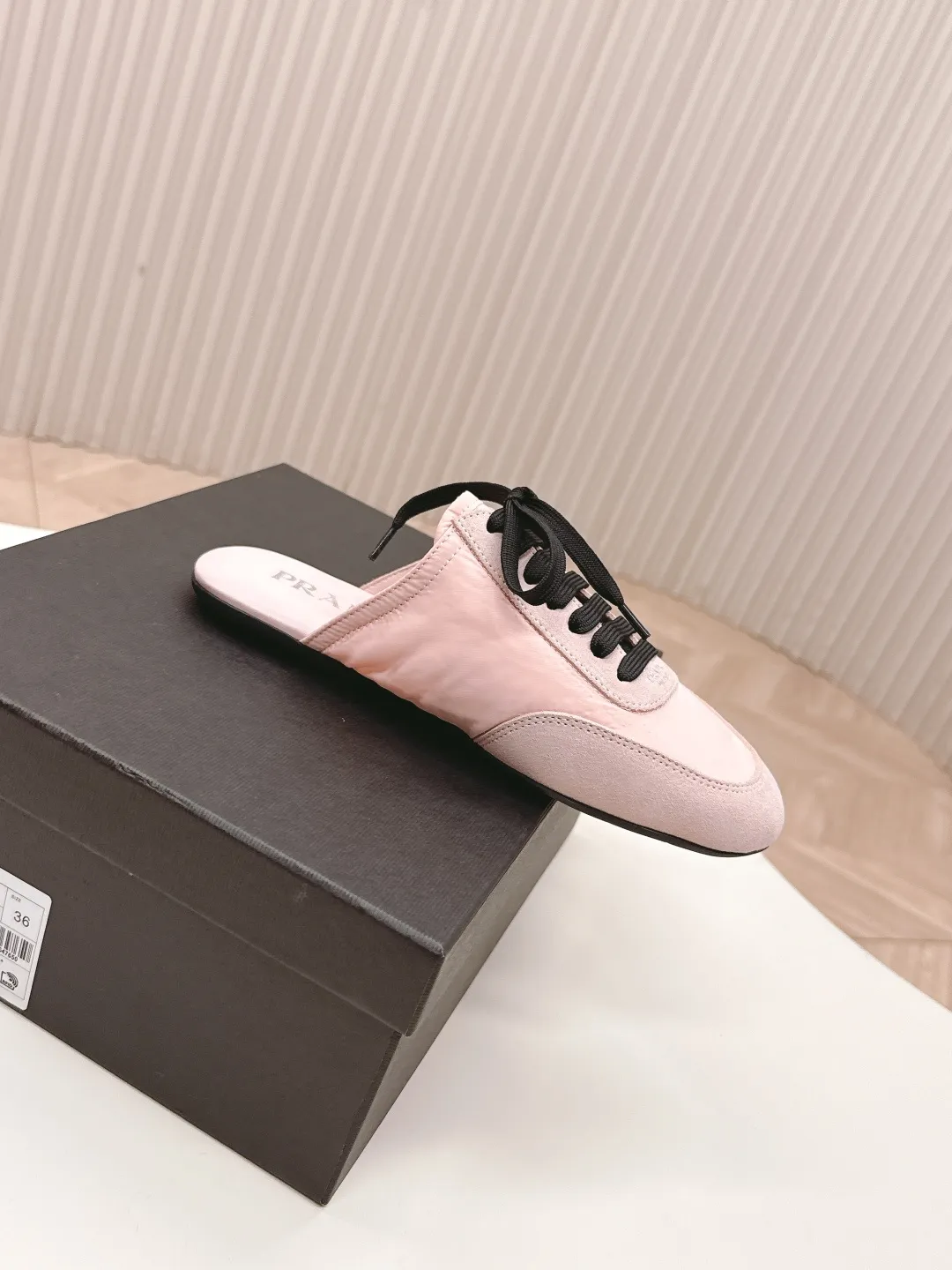👟👟Ex-factory price 480👟👟 New color half-flop Prada Collapse regenerated nylon and suede leather stretch half-flop 2025 spring and summer latest catwalk style Forrest Gump slippers Fashion item thin casual slippers This ultra-light sports shoe is made of regenerated nylon and suede leather to create a three-dimensional shoe shape. The mixed materials highlight Prada's sports style and exquisite craftsmanship soul. The flat bottom design and elastic side cuffs make it easy to put on and take off with ease. The upper is decorated with a screen-printed logo ● Thin rubber sole · Removable leather insole upper, a casual shoe that is light, easy to wear and practical, with an original molded rubber outsole! Encounter a variety of colors combined with Forrest Gump shapes and iconic details such as Prada regenerated nylon to interpret a new style. Size: Women’s size. 35～39# 40.41